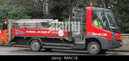 London, Regno Unito - 14 Gennaio 2010: carrello elettrico Street opere di manutenzione in Londra, Regno Unito. Foto Stock