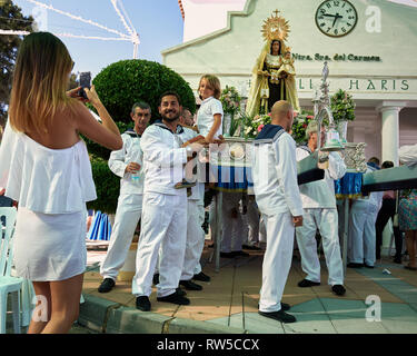 La celebrazione di Sabinillas della Virgen del Carmen, il Santo Patrono dei pescatori e marinai. I partecipanti rispettosamente vestito di bianco. Foto Stock