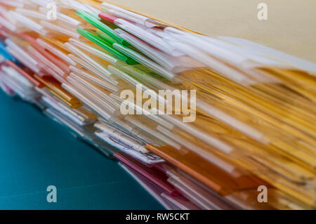 Divisori di indice in un 3-ring di notebook. Foto Stock