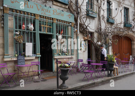 Chef al di fuori del tradizionale francese Au Vieux Paris d'Arcole ristorante. Bella Spring Street colori all'esterno di questo iconico café. Foto Stock