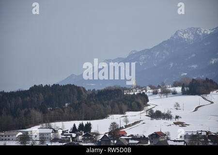 Gailtal, Kärnten, Thohenthurn, Kirche, Kirchturm, inverno, Schnee, Schneedecke, Dobratsch, Gebirgsstock, Tal, Straja vas, zweisprachig, Slowenisch, DEU Foto Stock