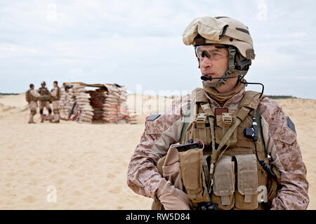 Stati Uniti Marines nel deserto vicino al blockpost. Foto Stock