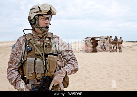 Stati Uniti Marines nel deserto vicino al blockpost. Foto Stock