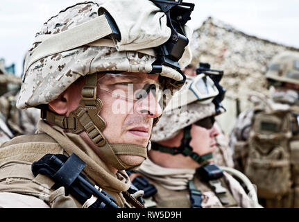 Stati Uniti Marino in uniforme MARPAT protettivi e occhiali militari. Foto Stock