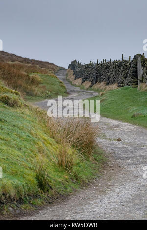 Il modo di Bronte, che conduce alla cima ambiti su Haworth Moor, West Yorkshire, Inghilterra, Regno Unito Foto Stock