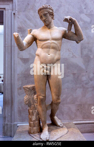 I frammenti di una statua in marmo della Diadoumenos (Gioventù legatura di un filetto intorno alla sua testa), il Metropolitan Museum of Art, Manhattan, New York STATI UNITI D'AMERICA Foto Stock