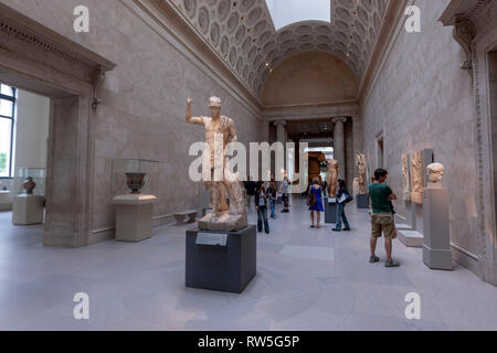 Hall con la copia di originale greco statua in marmo di un guerriero ferito, il Metropolitan Museum of Art, Manhattan, New York STATI UNITI D'AMERICA Foto Stock