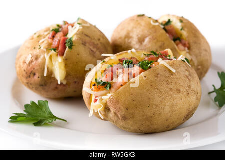 Patate ripiene con pancetta e formaggio sulla piastra isolata su sfondo bianco. Close up Foto Stock