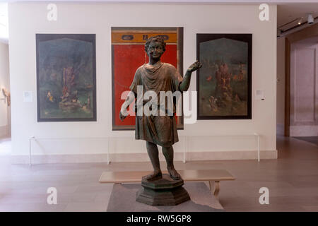 Statua di bronzo di un Camillo romano e pannello con candelabro, Villa Agrippa Postumus, Boscotrecase, il Metropolitan Museum of Art di Manhattan Foto Stock