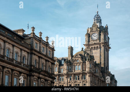 La famosa torre dell'orologio al di sopra del punto di riferimento The Balmoral Hotel in Edinburgh Princes Street, Scozia Foto Stock