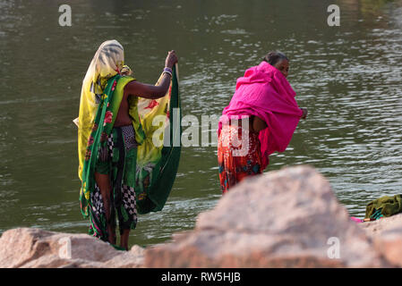 ORCHHA, India - 9 Novembre 2017: Non identificato le donne indiane bagno nel fiume Betwa Foto Stock