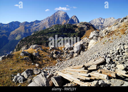 La prima guerra mondiale, le Alpi Carniche, il Monte Freikofel. Essa è stata teatro di sanguinose battaglie tra italiani e austro-ungarico soldati durante la prima guerra mondiale. Rovine della caserma italiana. Foto Stock