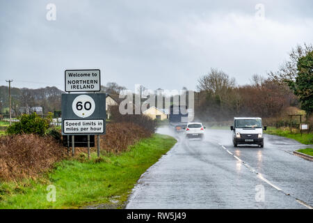 PETTIGO / IRLANDA - marzo 03 2019 : segni che mostra il confine della Repubblica di Irlanda e Irlanda del Nord. Foto Stock