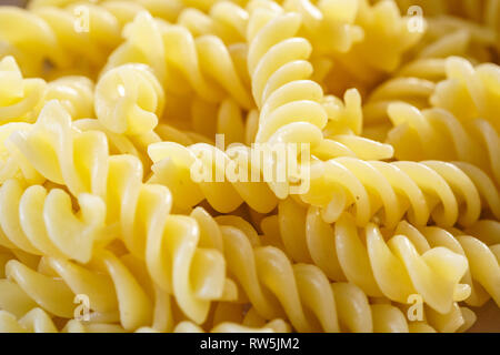 Fusilli sfondo. Close-Up Texture della spirale italiana maccheroni Foto Stock