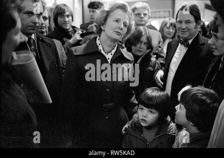 La signora Margaret Thatcher sta facendo campagna per le elezioni generali del 1979 a Northampton. Incontrerai i sostenitori della circoscrizione elettorale locale durante una passeggiata. Alla sua sinistra in cravatta di prua, il deputato di Northampton South Tory Michael Morris che ora è Barone Naseby di Sandy. 1970 HOMER SYKES Foto Stock