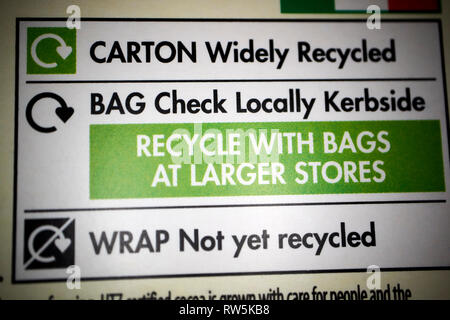 Informazioni riciclaggio su un elaborato confezione per alimenti Foto Stock