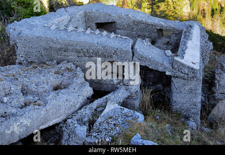 La prima guerra mondiale, le Alpi Carniche, il Monte Freikofel. Essa è stata teatro di sanguinose battaglie tra italiani e austro-ungarico soldati durante la prima guerra mondiale. Rovine della caserma italiana. Foto Stock