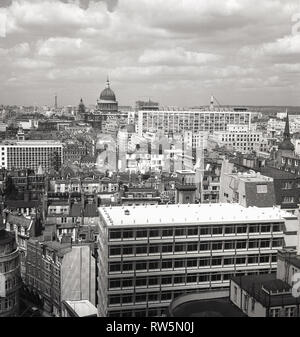 1960, Londra, vista su tutta la città, con St Pauls' nella cattedrale di distanza, ancora il più alto edificio in capitale in questo momento, nonostante l'immediato post-guerra di costruzione di edifici moderni. Nel 1964 la BT Tower è stata costruita e divenne londinese di edificio più alto a 581ft quando ha aperto ufficialmente nel 1965, dovuti al sollevamento di altezza restrizioni su builings. Foto Stock