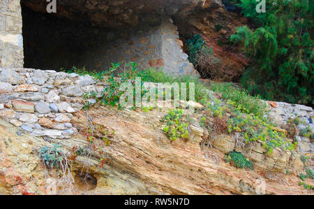 Diversi strati di terreno e un muro di mattoni a Sisi, Creta, Grecia Foto Stock