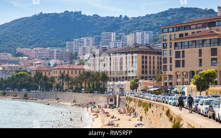 Ajaccio, Francia - 29 Giugno 2015: Ajaccio vista costiera, gente comune rilassatevi sulla spiaggia pubblica. La capitale della Corsica, isola francese nel Mediterra Foto Stock