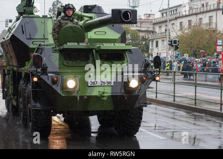 Strada Europea, Prague-October 28, 2018: soldati dell esercito ceco sono ruote di equitazione semoventi obice cannone Dana 77 sulla parata militare su Octob Foto Stock