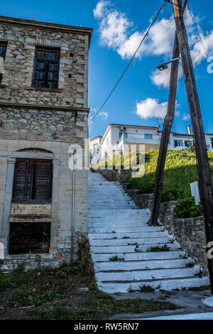 Vicolo tradizionale in Kymi all isola di Eubea, Grecia Foto Stock