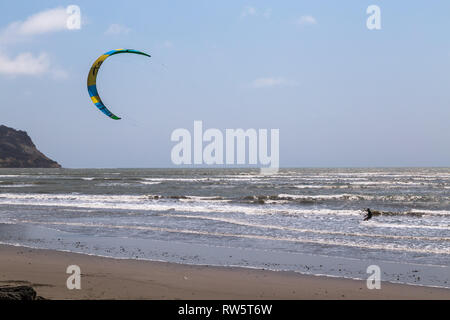 Bahia, Ecuador, Agosto 2018: Giovani kitesurfer pratica questo sport in spiaggia di Bahia, approfittando del forte vento estivo Foto Stock