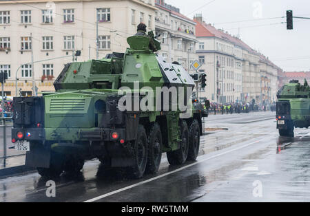 Strada Europea, Prague-October 28, 2018: soldati dell esercito ceco sono ruote di equitazione semoventi obice cannone Dana 77 sulla parata militare su Octob Foto Stock