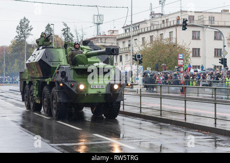 Strada Europea, Prague-October 28, 2018: soldati dell esercito ceco sono ruote di equitazione semoventi obice cannone Dana 77 sulla parata militare su Octob Foto Stock