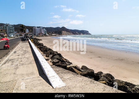Il Boardwalk con frangiflutti sulla spiaggia di Bahia Foto Stock