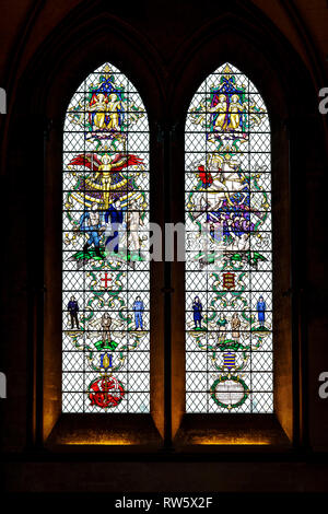 Le finestre di vetro macchiate nella Cattedrale di Salisbury Foto Stock