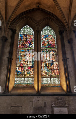 Le finestre di vetro macchiate nella Cattedrale di Salisbury Foto Stock