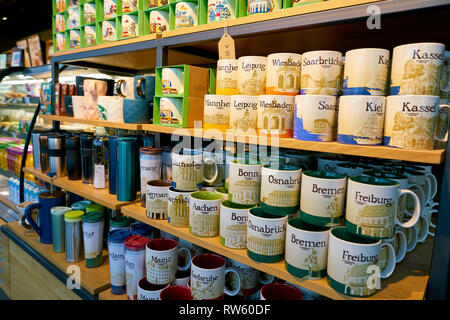 DUSSELDORF, Germania - circa ottobre, 2018: tazze sul display di Starbucks Coffee shop a Dusseldorf. Foto Stock