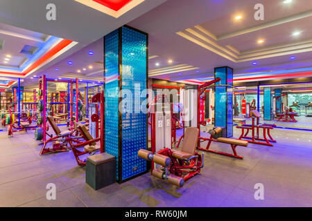 GM Life Fitness club salute camera interna riempita con attrezzature per il fitness e la macchina ginnica di Krabi, in Thailandia. Foto Stock