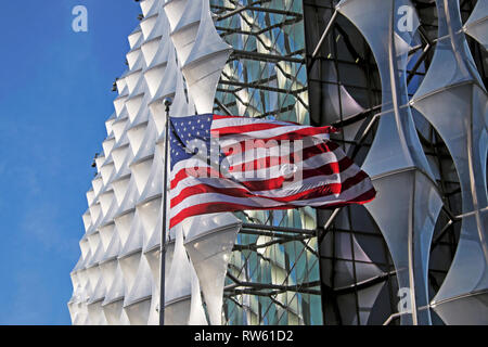 La nuova ambasciata statunitense edificio con le stelle e strisce di bandiera in Nine Elms Lane, Wandsworth, West London SW11 Inghilterra UK KATHY DEWITT Foto Stock