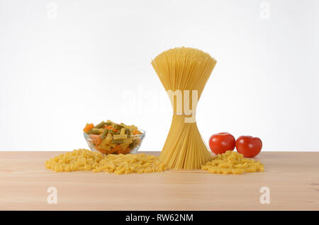 Diverse materie la pasta sul tavolo Foto Stock
