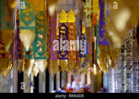 Pechino, Cina - 25 maggio 2018 :Visualizza cinese di bandiere rosse per ottenere il benessere, i migliori auguri e la fortuna al Palazzo Estivo, Pechino, Cina. Foto Stock