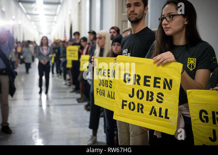 Gli attivisti dello studente con il movimento di Sunrise occupare Nancy Pelosi dell'ufficio alla domanda che lei e i democratici di agire sul cambiamento climatico Foto Stock