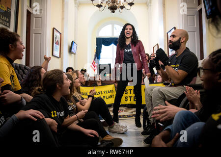 Gli attivisti dello studente con il movimento di Sunrise occupare Nancy Pelosi dell'ufficio alla domanda che lei e i democratici di agire sul cambiamento climatico Foto Stock