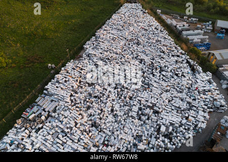 Immagine aerea di un frigo di riciclaggio e smaltimento cantiere in Perth, Scozia, mostrando migliaia di frigoriferi utilizzati in pile. Foto Stock