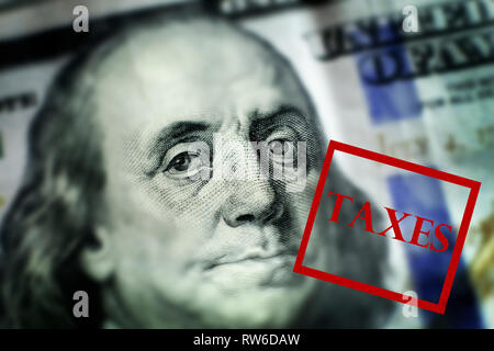 Hundred Dollar Bills soldi americani Stati Uniti denominazione ricchezza rosso timbro tasse imposte dovute o restituzione Foto Stock