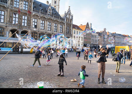 GENT, Belgio - 17 febbraio 2019: sfere di sapone in piazza Foto Stock