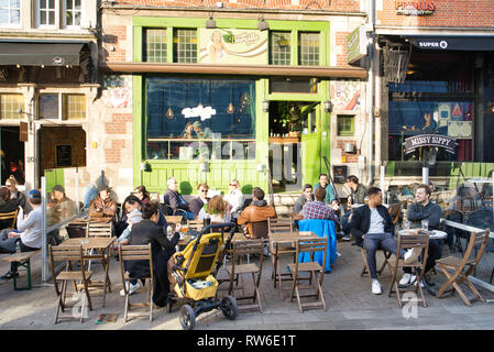 GENT, Belgio - 17 febbraio 2019: caffetterie e ristoranti con i turisti nel centro della città Foto Stock
