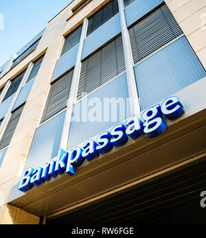 Karlsruhe, Germania - Ott 29, 2017: Bankpassage segno sulla bank building - basso angolo di visione della moderna architettura tedesca - immagine quadrata Foto Stock