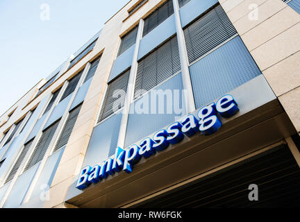 Karlsruhe, Germania - Ott 29, 2017: Bankpassage segno sulla bank building - basso angolo di visione della moderna architettura tedesca immagine orizzontale Foto Stock