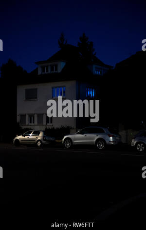 Strasburgo, Francia - Oct 13, 2018: casa di lusso nel centro di Strasburgo con Audi e Renault automobili parcheggiate nella parte anteriore Foto Stock