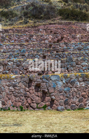 Terrazze circolari di Moray eventualmente un Inca laboratorio agricolo, in estate con secco e vegetazione di colore giallo Foto Stock