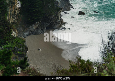 Il freddo giorno di pioggia sul PCH Foto Stock