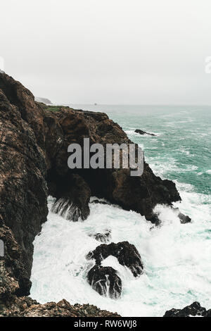 Il freddo giorno di pioggia sul PCH Foto Stock