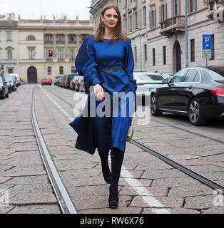 Milano, Italia: 23 Febbraio 2019: fashion blogger street style outfit prima di Roberto Cavalli fashion show durante milano moda - OL7 Foto Stock